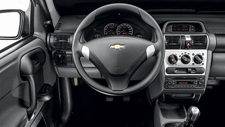 Moldura prateada e tela no centro painel | <a href="https://beta-develop.quatrorodas.abril.com.br/carros/impressoes/chevrolet-classic-advantage-1-0-780914.shtml" rel="migration">Leia mais</a> Moldura prateada e tela no centro painel | <a href="https://beta-develop.quatrorodas.abril.com.br/carros/impressoes/chevrolet-classic-advantage-1-0-780914.shtml" rel="migration">Leia mais</a>