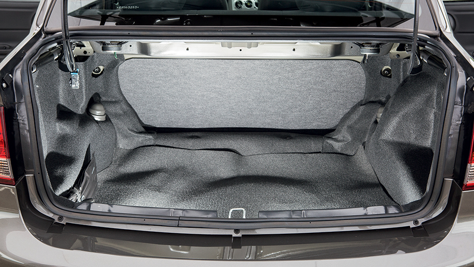 Porta-malas: piso irregular e 390 litros | <a href="https://beta-develop.quatrorodas.abril.com.br/carros/impressoes/chevrolet-classic-advantage-1-0-780914.shtml" rel="migration">Leia mais</a>