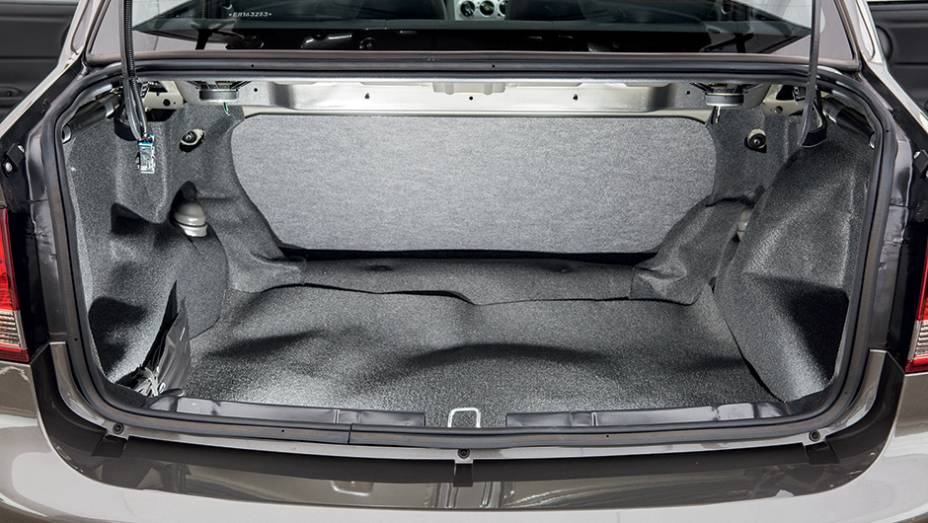 Porta-malas: piso irregular e 390 litros | <a href="https://beta-develop.quatrorodas.abril.com.br/carros/impressoes/chevrolet-classic-advantage-1-0-780914.shtml" rel="migration">Leia mais</a>
