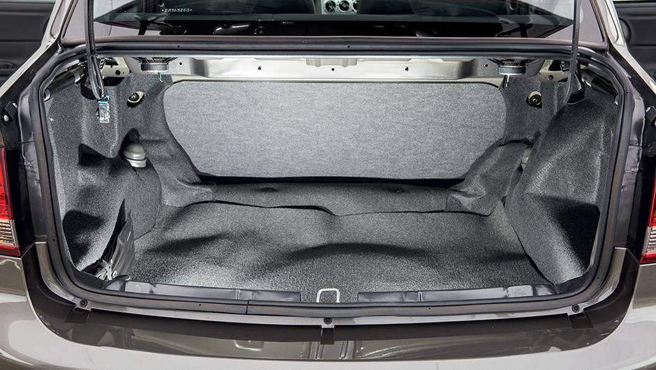 Porta-malas: piso irregular e 390 litros | <a href="https://beta-develop.quatrorodas.abril.com.br/carros/impressoes/chevrolet-classic-advantage-1-0-780914.shtml" rel="migration">Leia mais</a> Porta-malas: piso irregular e 390 litros | <a href="https://beta-develop.quatrorodas.abril.com.br/carros/impressoes/chevrolet-classic-advantage-1-0-780914.shtml" rel="migration">Leia mais</a>