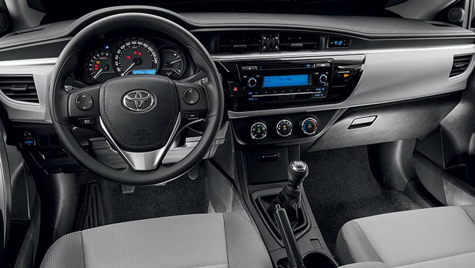 Versão mais barata tem menos funções: perdeu a tela touch, GPS, câmera de ré e piloto automático | <a href="https://beta-develop.quatrorodas.abril.com.br/carros/testes/toyota-corolla-gli-1-8-783149.shtml" rel="migration">Leia mais</a>