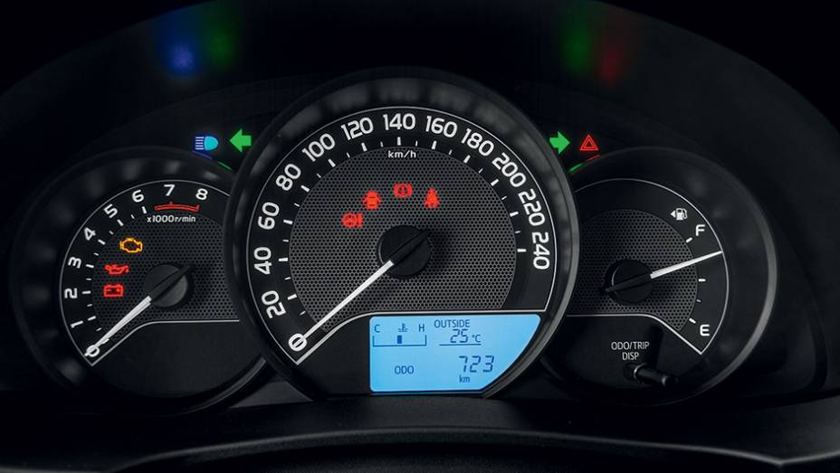Instrumentos têm visor digital simplificado | <a href="https://beta-develop.quatrorodas.abril.com.br/carros/testes/toyota-corolla-gli-1-8-783149.shtml" rel="migration">Leia mais</a> Instrumentos têm visor digital simplificado | <a href="https://beta-develop.quatrorodas.abril.com.br/carros/testes/toyota-corolla-gli-1-8-783149.shtml" rel="migration">Leia mais</a>