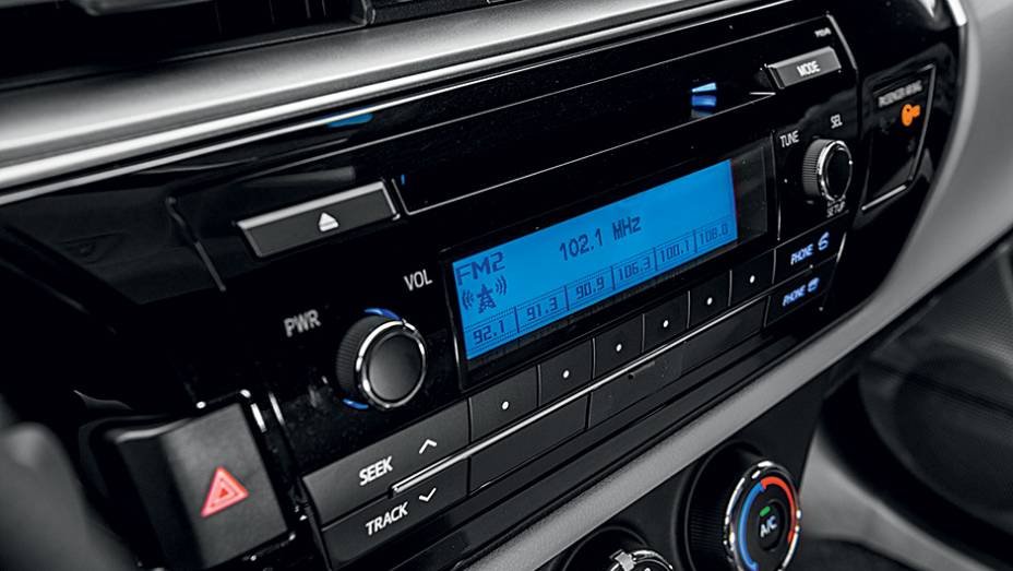 R&aacute;dio tem menos fun&ccedil;&otilde;es, mas h&aacute; comandos no volante | <a href="https://beta-develop.quatrorodas.abril.com.br/carros/testes/toyota-corolla-gli-1-8-783149.shtml" rel="migration">Leia mais</a>