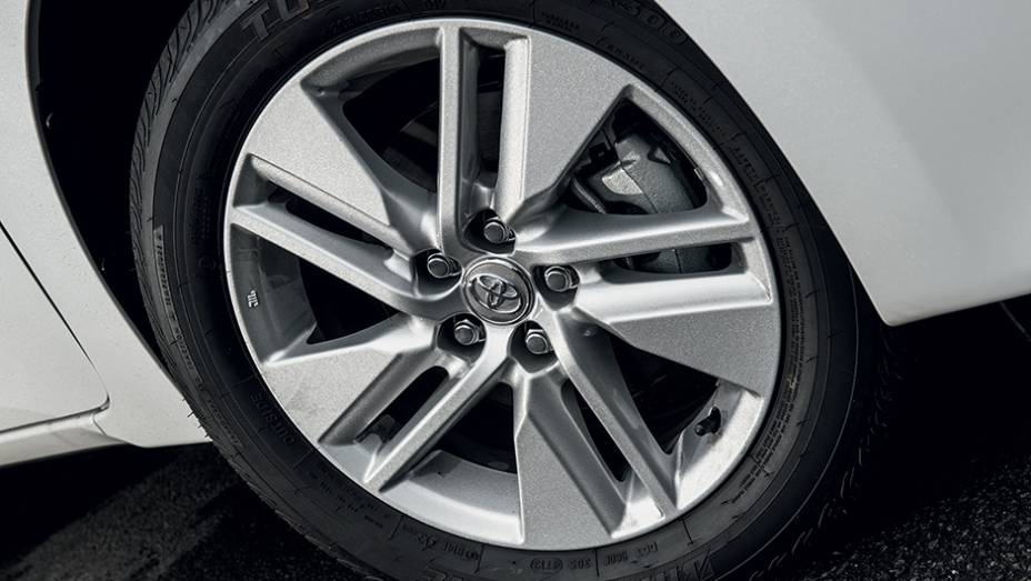 Até o GLi utiliza rodas de liga de 16 polegadas | <a href="https://beta-develop.quatrorodas.abril.com.br/carros/testes/toyota-corolla-gli-1-8-783149.shtml" rel="migration">Leia mais</a>