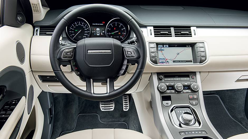 Volante multifuncional tem 17 bot&otilde;es | <a href="https://beta-develop.quatrorodas.abril.com.br/carros/impressoes/land-rover-evoque-9-marchas-783152.shtml" rel="migration">Leia mais</a>