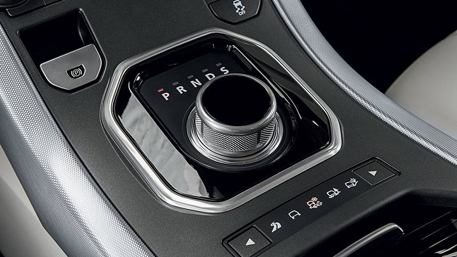  com indica&ccedil;&atilde;o de marcha no painel | <a href="https://beta-develop.quatrorodas.abril.com.br/carros/impressoes/land-rover-evoque-9-marchas-783152.shtml" rel="migration">Leia mais</a>