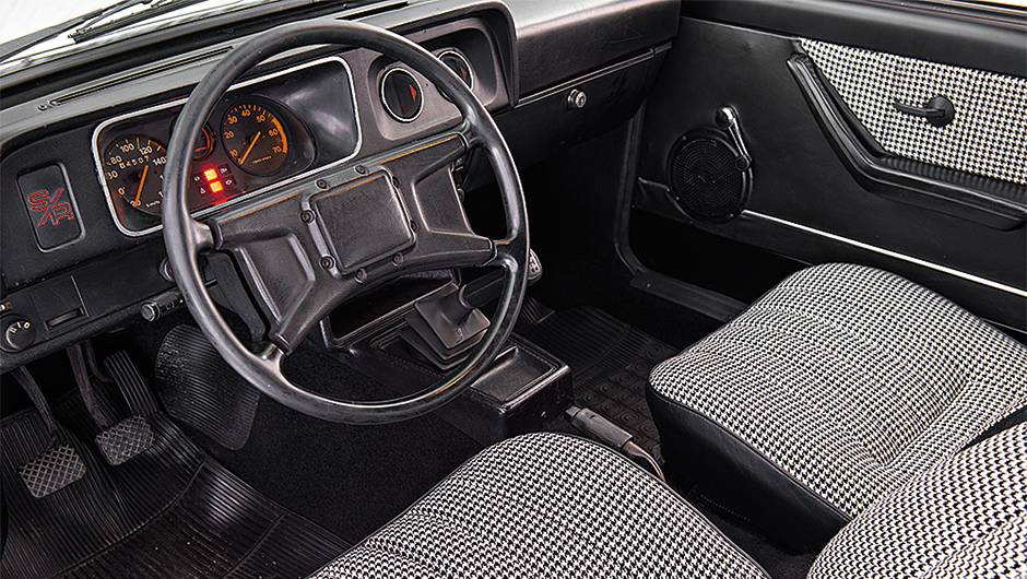 A forração de bancos e portas era exclusiva da versão | <a href="https://beta-develop.quatrorodas.abril.com.br/carros/classicos-brasileiros/chevrolet-chevette-s-r-782545.shtml" rel="migration">Leia mais</a> A forração de bancos e portas era exclusiva da versão | <a href="https://beta-develop.quatrorodas.abril.com.br/carros/classicos-brasileiros/chevrolet-chevette-s-r-782545.shtml" rel="migration">Leia mais</a>