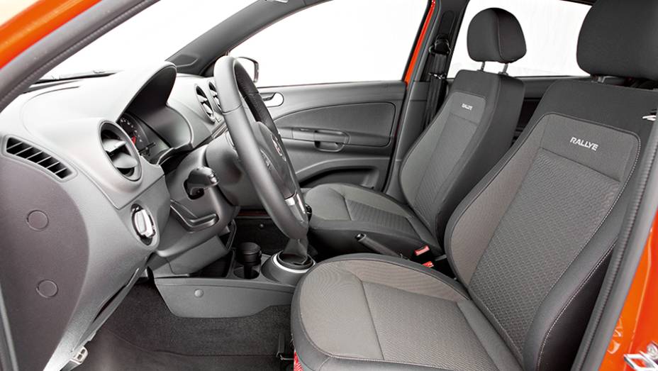 Bancos oferecem revestimento exclusivo no Gol Rallye | <a href="https://beta-develop.quatrorodas.abril.com.br/carros/testes/volkswagen-gol-rallye-782379.shtml" rel="migration">Leia mais</a> Bancos oferecem revestimento exclusivo no Gol Rallye | <a href="https://beta-develop.quatrorodas.abril.com.br/carros/testes/volkswagen-gol-rallye-782379.shtml" rel="migration">Leia mais</a>