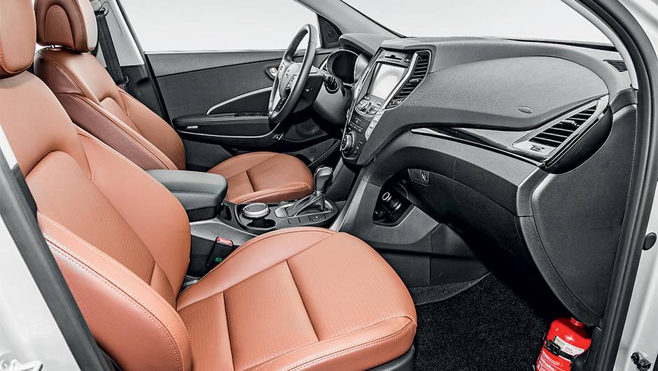 Revestimento dos bancos &eacute; de couro perfurado | <a href="https://beta-develop.quatrorodas.abril.com.br/carros/testes/hyundai-grand-santa-fe-782547.shtml" rel="migration">Leia mais</a>