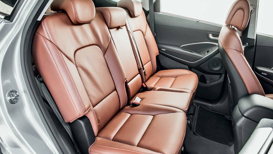 Grand Santa Fe tem 5 cm a mais para as pernas entre os dois assentos da frente | <a href="https://beta-develop.quatrorodas.abril.com.br/carros/testes/hyundai-grand-santa-fe-782547.shtml" rel="migration">Leia mais</a> Grand Santa Fe tem 5 cm a mais para as pernas entre os dois assentos da frente | <a href="https://beta-develop.quatrorodas.abril.com.br/carros/testes/hyundai-grand-santa-fe-782547.shtml" rel="migration">Leia mais</a>