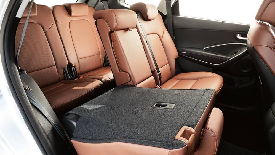 Segunda fileira é rebatível e deslizante nas duas versões | <a href="https://beta-develop.quatrorodas.abril.com.br/carros/testes/hyundai-grand-santa-fe-782547.shtml" rel="migration">Leia mais</a> Segunda fileira é rebatível e deslizante nas duas versões | <a href="https://beta-develop.quatrorodas.abril.com.br/carros/testes/hyundai-grand-santa-fe-782547.shtml" rel="migration">Leia mais</a>