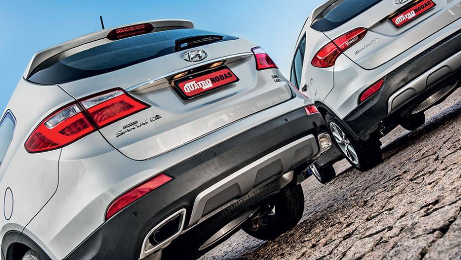 Na traseira, lanternas e escapes diferenciam as duas versões | <a href="https://beta-develop.quatrorodas.abril.com.br/carros/testes/hyundai-grand-santa-fe-782547.shtml" rel="migration">Leia mais</a> Na traseira, lanternas e escapes diferenciam as duas versões | <a href="https://beta-develop.quatrorodas.abril.com.br/carros/testes/hyundai-grand-santa-fe-782547.shtml" rel="migration">Leia mais</a>