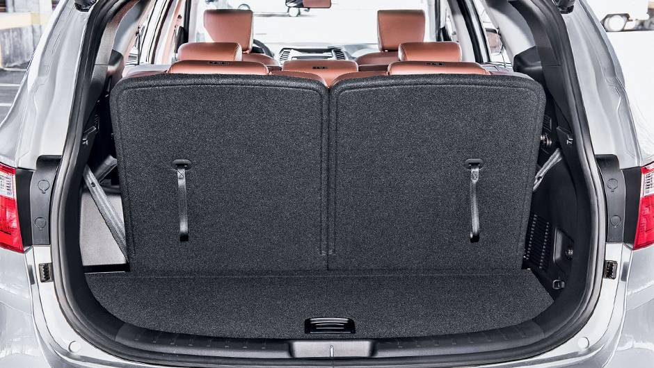 Com mais porta-malas, Grand Santa Fe tem al&ccedil;as para rebatimento dos bancos traseiros | <a href="https://beta-develop.quatrorodas.abril.com.br/carros/testes/hyundai-grand-santa-fe-782547.shtml" rel="migration">Leia mais</a>
