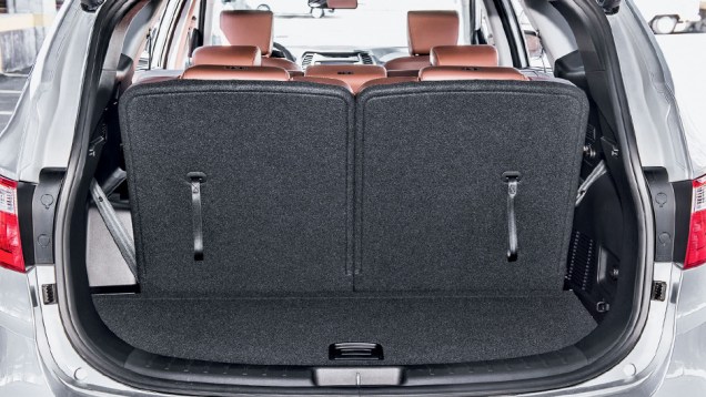 Com mais porta-malas, Grand Santa Fe tem al&ccedil;as para rebatimento dos bancos traseiros | <a href="https://beta-develop.quatrorodas.abril.com.br/carros/testes/hyundai-grand-santa-fe-782547.shtml" rel="migration">Leia mais</a>