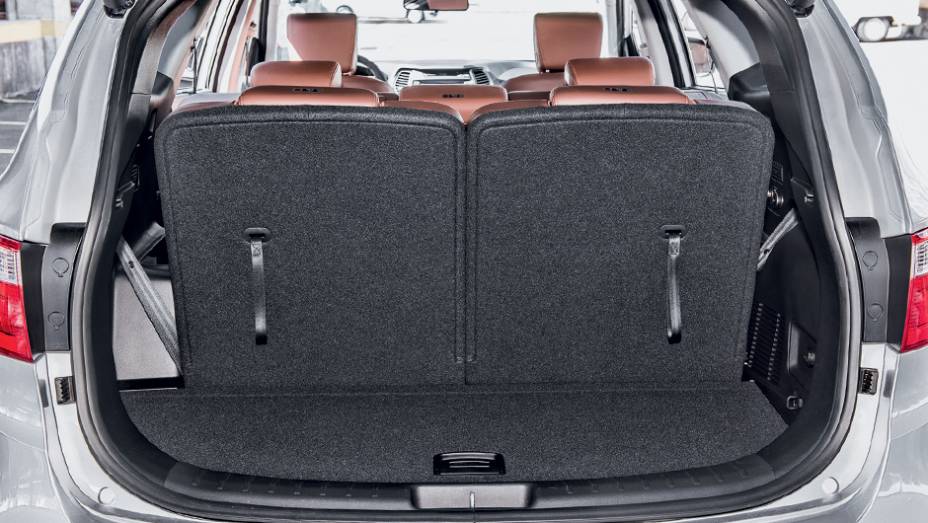 O menor traz alavancas embutidas | <a href="https://beta-develop.quatrorodas.abril.com.br/carros/testes/hyundai-grand-santa-fe-782547.shtml" rel="migration">Leia mais</a> O menor traz alavancas embutidas | <a href="https://beta-develop.quatrorodas.abril.com.br/carros/testes/hyundai-grand-santa-fe-782547.shtml" rel="migration">Leia mais</a>