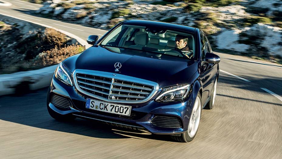 A quinta geração ficou 9,5 cm mais comprida que a Classe C anterior | <a href="https://beta-develop.quatrorodas.abril.com.br/carros/impressoes/mercedes-benz-c-250-783412.shtml" rel="migration">Leia mais</a>