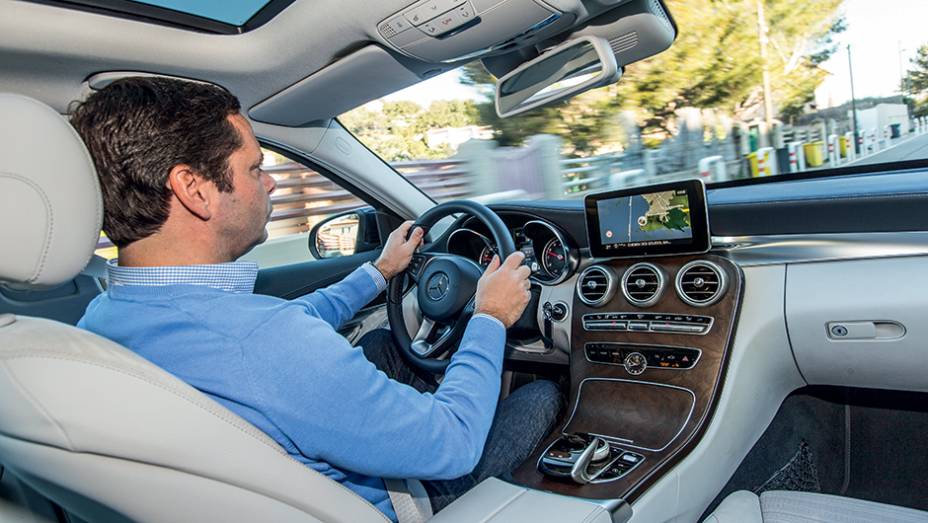 Interior oferece boa posi&ccedil;&atilde;o de dirigir e comandos &agrave; m&atilde;o | <a href="https://beta-develop.quatrorodas.abril.com.br/carros/impressoes/mercedes-benz-c-250-783412.shtml" rel="migration">Leia mais</a>