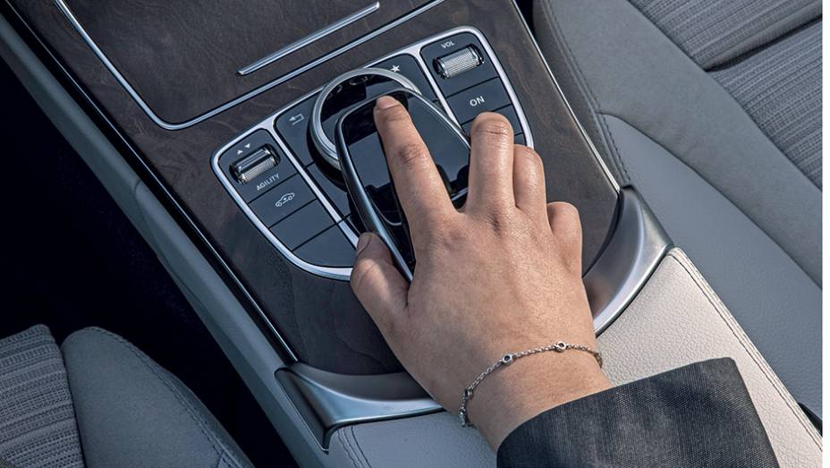 Deslize o dedo sobre o touchpad para controlar as fun&ccedil;&otilde;es do som e do GPS | <a href="https://beta-develop.quatrorodas.abril.com.br/carros/impressoes/mercedes-benz-c-250-783412.shtml" rel="migration">Leia mais</a>