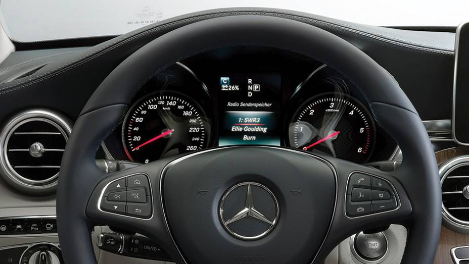 E o quadro de instrumentos trocou os tr&ecirc;s mostradores redondos por dois com um aro cromado | <a href="https://beta-develop.quatrorodas.abril.com.br/carros/impressoes/mercedes-benz-c-250-783412.shtml" rel="migration">Leia mais</a>