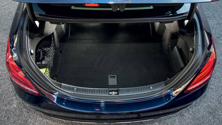 Porta-malas de 480 litros | <a href="https://beta-develop.quatrorodas.abril.com.br/carros/impressoes/mercedes-benz-c-250-783412.shtml" rel="migration">Leia mais</a>