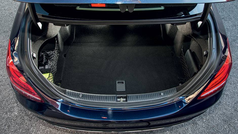 Porta-malas de 480 litros | <a href="https://beta-develop.quatrorodas.abril.com.br/carros/impressoes/mercedes-benz-c-250-783412.shtml" rel="migration">Leia mais</a>