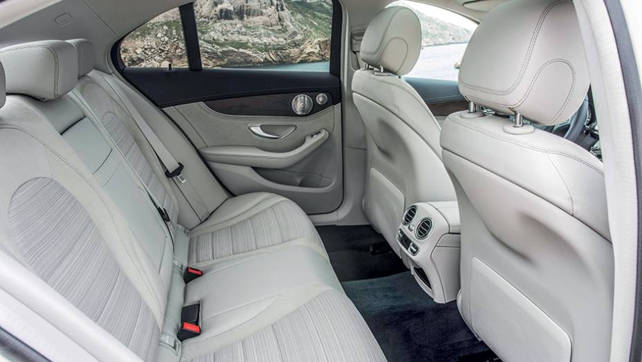 Espa&ccedil;o interno melhor com os 8 cm extras de entre-eixos | <a href="https://beta-develop.quatrorodas.abril.com.br/carros/impressoes/mercedes-benz-c-250-783412.shtml" rel="migration">Leia mais</a>