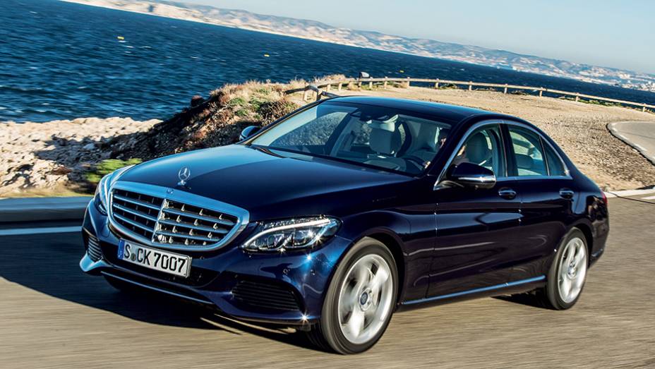 Design focou na eleg&acirc;ncia em vez da esportividade; l&acirc;minas da grade abrem ou fecham para melhorar a aerodin&acirc;mica | <a href="https://beta-develop.quatrorodas.abril.com.br/carros/impressoes/mercedes-benz-c-250-783412.shtml" rel="migration">Leia mais</a>