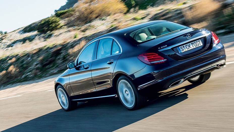 A traseira &eacute; quase id&ecirc;ntica &agrave; do Classe S | <a href="https://beta-develop.quatrorodas.abril.com.br/carros/impressoes/mercedes-benz-c-250-783412.shtml" rel="migration">Leia mais</a>