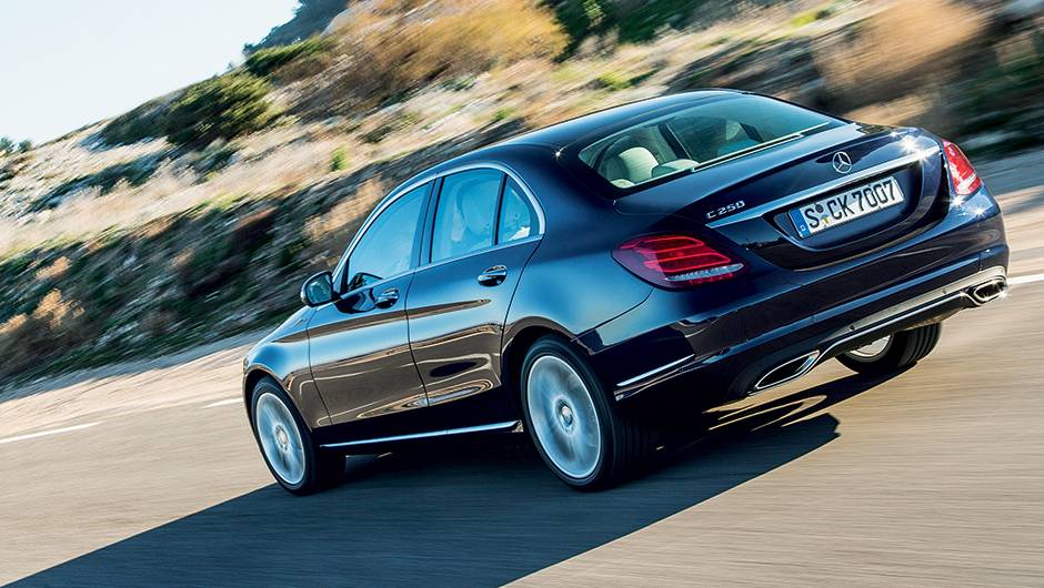 A traseira &eacute; quase id&ecirc;ntica &agrave; do Classe S | <a href="https://beta-develop.quatrorodas.abril.com.br/carros/impressoes/mercedes-benz-c-250-783412.shtml" rel="migration">Leia mais</a>