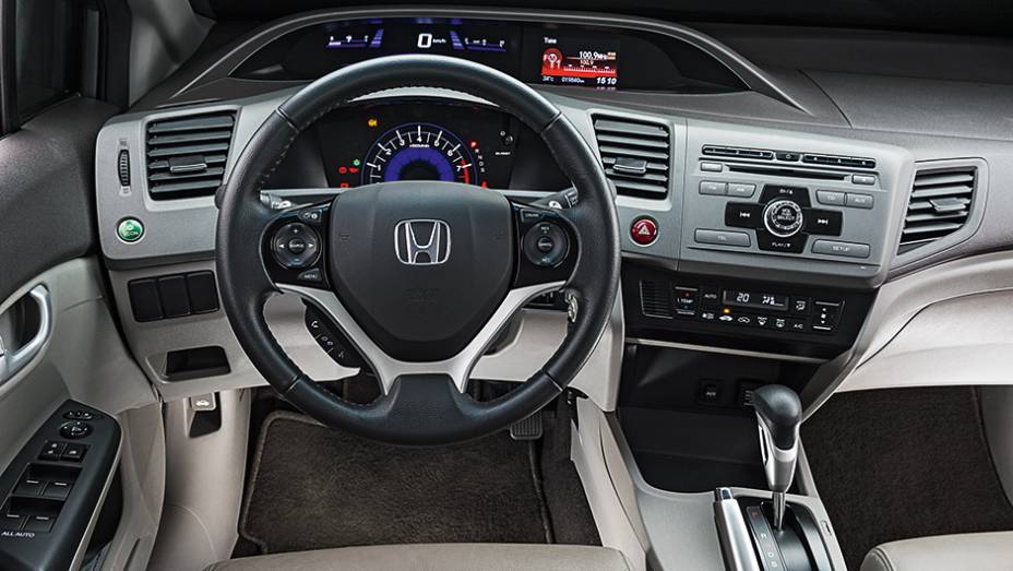 Volante pequeno confere esportividade. Mostradores est&atilde;o em posi&ccedil;&atilde;o incomum | <a href="https://beta-develop.quatrorodas.abril.com.br/carros/comparativos/sedas-medios-783295.shtml" rel="migration">Leia mais</a>