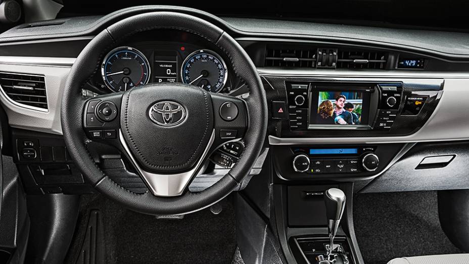 Novo interior tem comandos em posi&ccedil;&atilde;o elevada e... um envelhecido rel&oacute;gio digital | <a href="https://beta-develop.quatrorodas.abril.com.br/carros/comparativos/sedas-medios-783295.shtml" rel="migration">Leia mais</a>