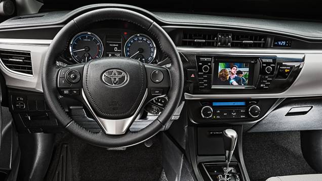 Novo interior tem comandos em posição elevada e... um envelhecido relógio digital | <a href="https://beta-develop.quatrorodas.abril.com.br/carros/comparativos/sedas-medios-783295.shtml" rel="migration">Leia mais</a> Novo interior tem comandos em posição elevada e... um envelhecido relógio digital | <a href="https://beta-develop.quatrorodas.abril.com.br/carros/comparativos/sedas-medios-783295.shtml" rel="migration">Leia mais</a>