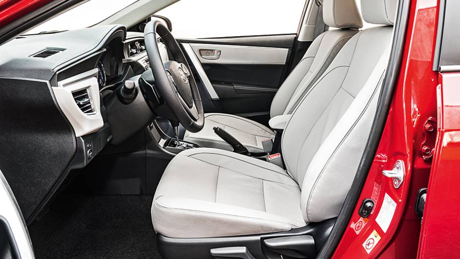 Bancos claros combinam com aplique na porta | <a href="https://beta-develop.quatrorodas.abril.com.br/carros/comparativos/sedas-medios-783295.shtml" rel="migration">Leia mais</a> Bancos claros combinam com aplique na porta | <a href="https://beta-develop.quatrorodas.abril.com.br/carros/comparativos/sedas-medios-783295.shtml" rel="migration">Leia mais</a>