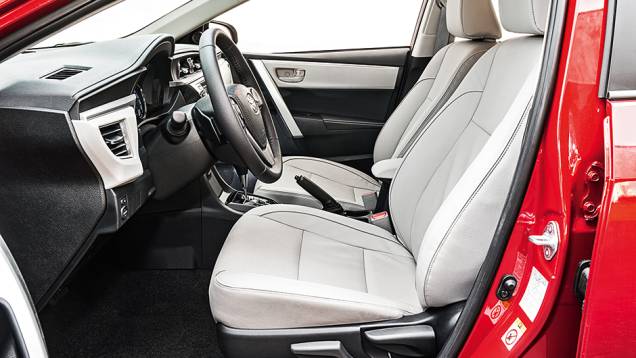 Bancos claros combinam com aplique na porta | <a href="https://beta-develop.quatrorodas.abril.com.br/carros/comparativos/sedas-medios-783295.shtml" rel="migration">Leia mais</a> Bancos claros combinam com aplique na porta | <a href="https://beta-develop.quatrorodas.abril.com.br/carros/comparativos/sedas-medios-783295.shtml" rel="migration">Leia mais</a>