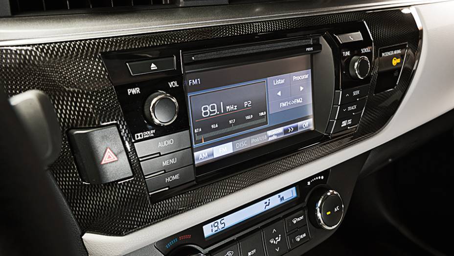 Central tem GPS, TV e c&acirc;mera de r&eacute; | <a href="https://beta-develop.quatrorodas.abril.com.br/carros/comparativos/sedas-medios-783295.shtml" rel="migration">Leia mais</a>