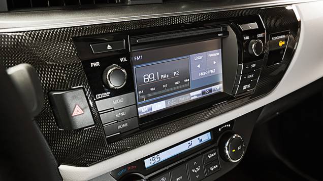Central tem GPS, TV e câmera de ré | <a href="https://beta-develop.quatrorodas.abril.com.br/carros/comparativos/sedas-medios-783295.shtml" rel="migration">Leia mais</a> Central tem GPS, TV e câmera de ré | <a href="https://beta-develop.quatrorodas.abril.com.br/carros/comparativos/sedas-medios-783295.shtml" rel="migration">Leia mais</a>