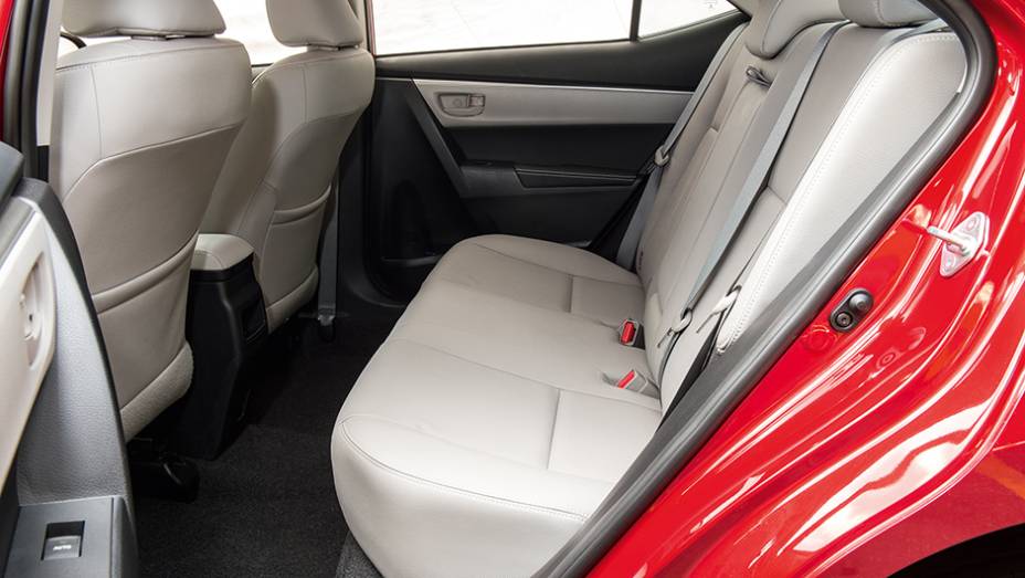 Novidade atr&aacute;s &eacute; o assoalho plano | <a href="https://beta-develop.quatrorodas.abril.com.br/carros/comparativos/sedas-medios-783295.shtml" rel="migration">Leia mais</a>