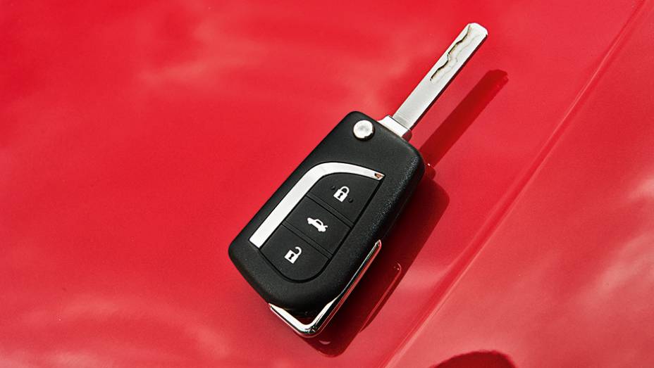 Tipo canivete &eacute; novidade no Corolla | <a href="https://beta-develop.quatrorodas.abril.com.br/carros/comparativos/sedas-medios-783295.shtml" rel="migration">Leia mais</a>