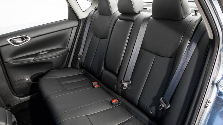 Espa&ccedil;o &eacute; um destaque: conforto para cinco | <a href="https://beta-develop.quatrorodas.abril.com.br/carros/comparativos/sedas-medios-783295.shtml" rel="migration">Leia mais</a>