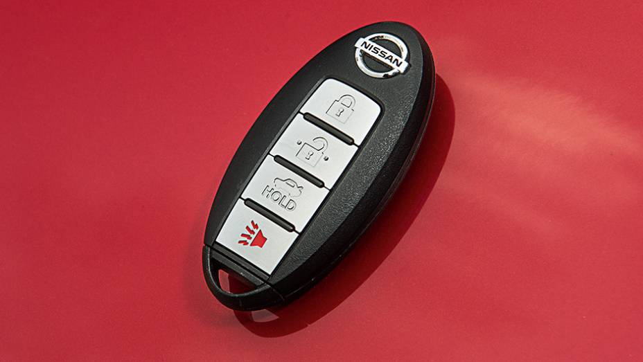 Pe&ccedil;a do Sentra &eacute; fina e pequena | <a href="https://beta-develop.quatrorodas.abril.com.br/carros/comparativos/sedas-medios-783295.shtml" rel="migration">Leia mais</a>