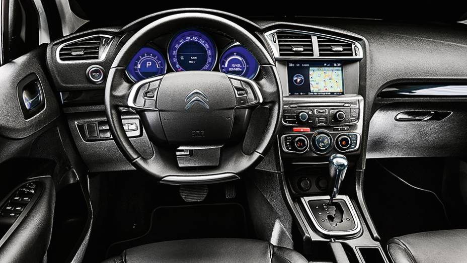 Diâmetro do volante é exageradamente grande. Ar digital é do tipo dual zone | <a href="https://beta-develop.quatrorodas.abril.com.br/carros/comparativos/sedas-medios-783295.shtml" rel="migration">Leia mais</a> Diâmetro do volante é exageradamente grande. Ar digital é do tipo dual zone | <a href="https://beta-develop.quatrorodas.abril.com.br/carros/comparativos/sedas-medios-783295.shtml" rel="migration">Leia mais</a>