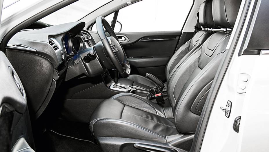 Bancos envolventes têm pegada esportiva | <a href="https://beta-develop.quatrorodas.abril.com.br/carros/comparativos/sedas-medios-783295.shtml" rel="migration">Leia mais</a> Bancos envolventes têm pegada esportiva | <a href="https://beta-develop.quatrorodas.abril.com.br/carros/comparativos/sedas-medios-783295.shtml" rel="migration">Leia mais</a>