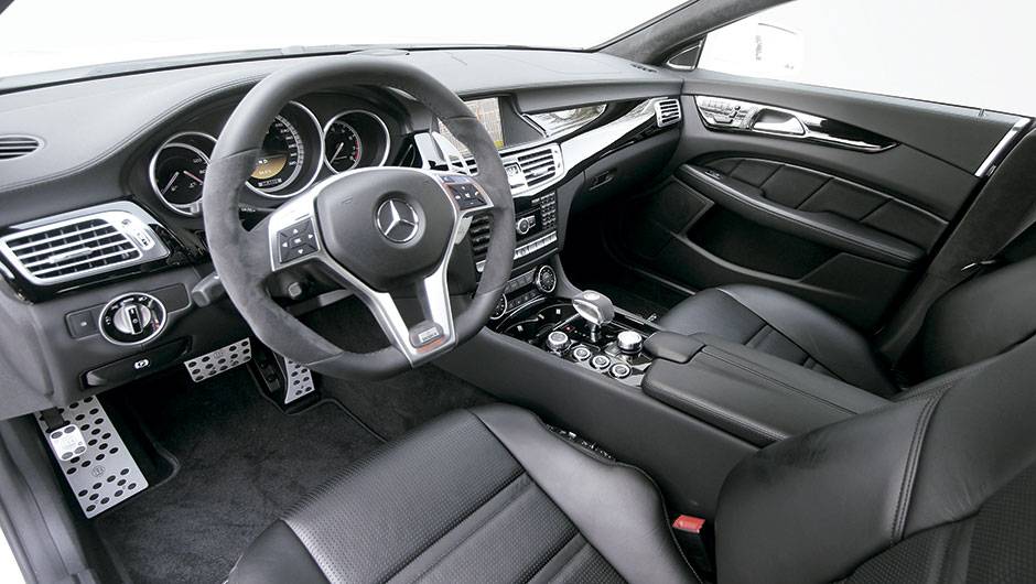 Interior personalizado inclui pedaleiras, volante e grandes borboletas atrás do volante, todos com a marca da empresa | <a href="https://beta-develop.quatrorodas.abril.com.br/carros/impressoes/brabus-cls-787697.shtml" rel="migration">Leia mais</a> Interior personalizado inclui pedaleiras, volante e grandes borboletas atrás do volante, todos com a marca da empresa | <a href="https://beta-develop.quatrorodas.abril.com.br/carros/impressoes/brabus-cls-787697.shtml" rel="migration">Leia mais</a>