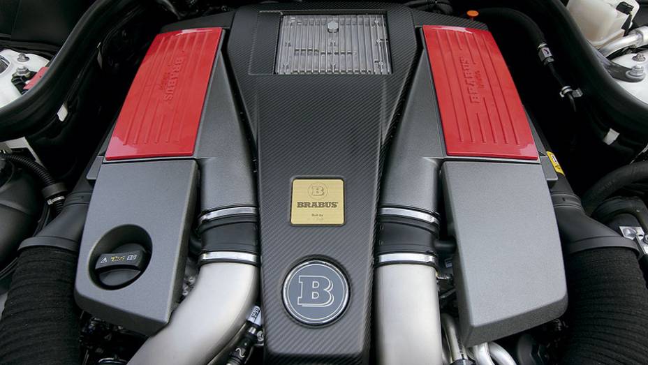 Motor &eacute; o V8 biturbo original da AMG, mas retrabalhado para atingir 620 cv | <a href="https://beta-develop.quatrorodas.abril.com.br/carros/impressoes/brabus-cls-787697.shtml" rel="migration">Leia mais</a>