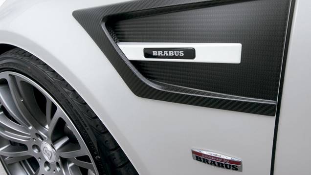 Saída de ar exclusiva de fibra de carbono | <a href="https://beta-develop.quatrorodas.abril.com.br/carros/impressoes/brabus-cls-787697.shtml" rel="migration">Leia mais</a> Saída de ar exclusiva de fibra de carbono | <a href="https://beta-develop.quatrorodas.abril.com.br/carros/impressoes/brabus-cls-787697.shtml" rel="migration">Leia mais</a>