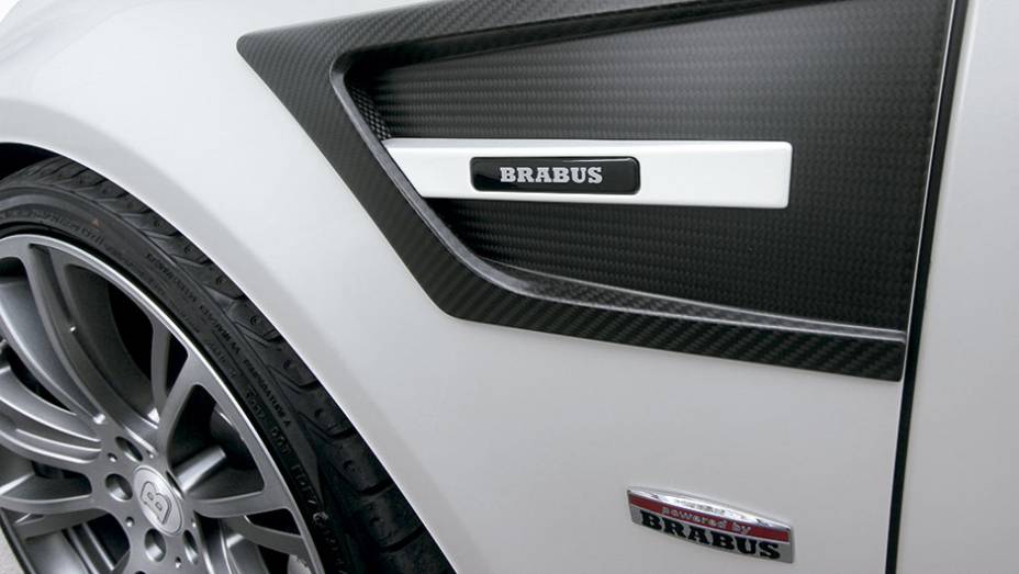 Sa&iacute;da de ar exclusiva de fibra de carbono | <a href="https://beta-develop.quatrorodas.abril.com.br/carros/impressoes/brabus-cls-787697.shtml" rel="migration">Leia mais</a>