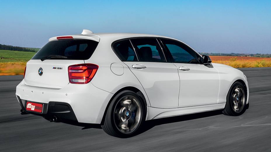 M135i aposta em discrição. Seu trunfo é diversão | <a href="https://beta-develop.quatrorodas.abril.com.br/carros/comparativos/45-amg-x-s3-x-m135i-787525.shtml" rel="migration">Leia mais</a>