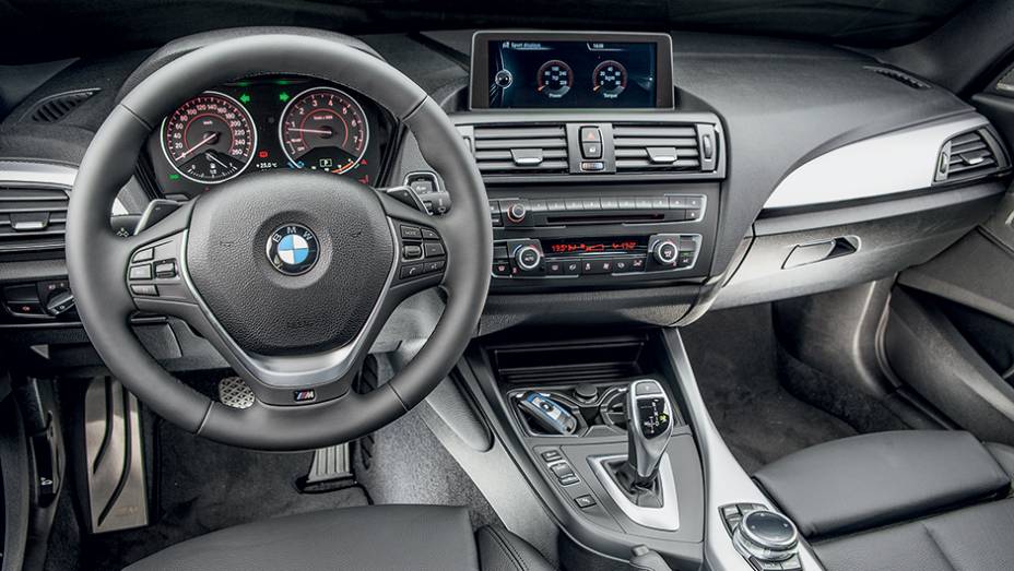 BMW é máquina de diversão. Volante é quase vertical e o motorista "veste" o carro. Não há melhor | <a href="https://beta-develop.quatrorodas.abril.com.br/carros/comparativos/45-amg-x-s3-x-m135i-787525.shtml" rel="migration">Leia mais</a>