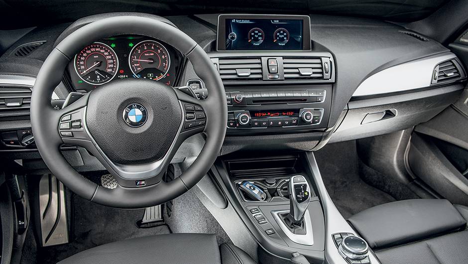 BMW &eacute; m&aacute;quina de divers&atilde;o. Volante &eacute; quase vertical e o motorista "veste" o carro. N&atilde;o h&aacute; melhor | <a href="https://beta-develop.quatrorodas.abril.com.br/carros/comparativos/45-amg-x-s3-x-m135i-787525.shtml" rel="migration">Leia mais</a>