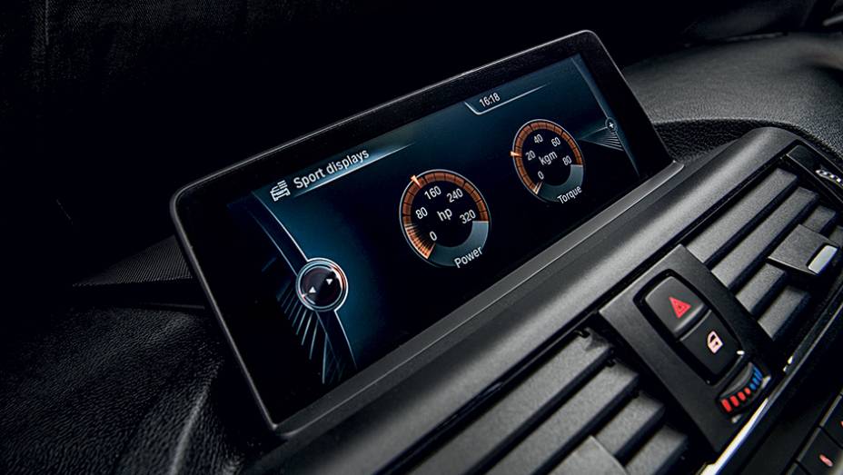 Mostradores exibem potência e torque | <a href="https://beta-develop.quatrorodas.abril.com.br/carros/comparativos/45-amg-x-s3-x-m135i-787525.shtml" rel="migration">Leia mais</a> Mostradores exibem potência e torque | <a href="https://beta-develop.quatrorodas.abril.com.br/carros/comparativos/45-amg-x-s3-x-m135i-787525.shtml" rel="migration">Leia mais</a>